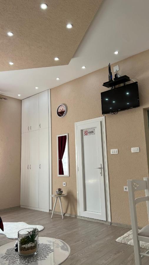פודגוריצה Apartment Downtown מראה חיצוני תמונה